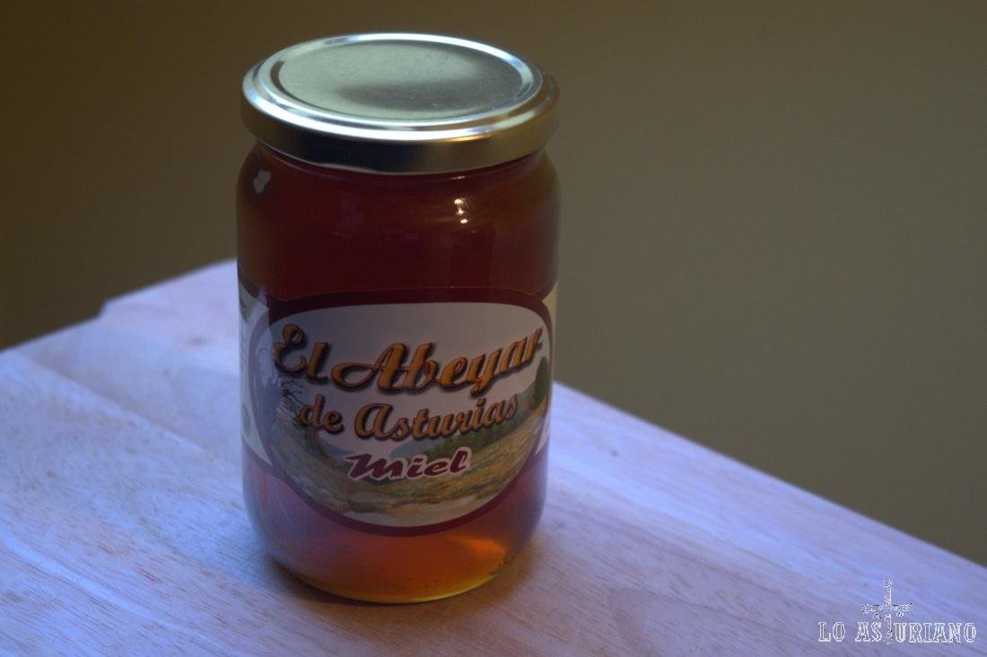 Deliciosa miel El Abeyar, extraída de la flor del castaño y el brezo.