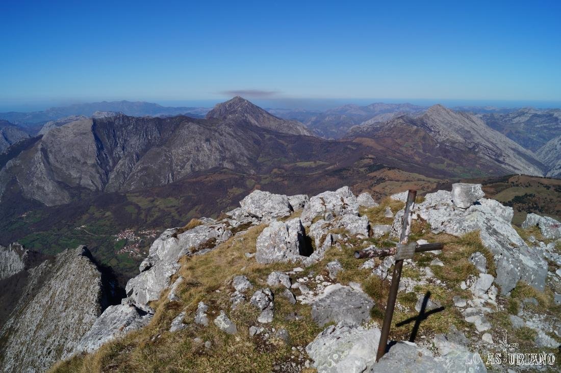 La sierra de Aranga, el Pierzy y el Carriá desde la cima del pico Recuencu.