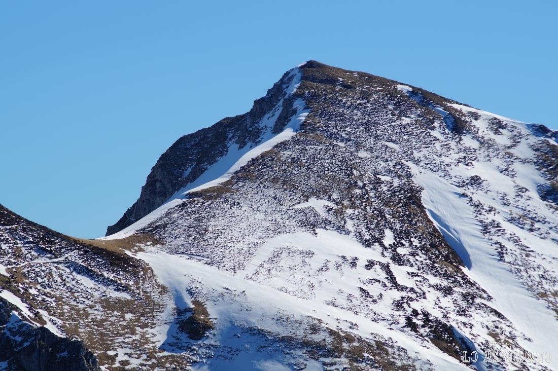 Zoom 300 mm hacia el collau Zorru desde el pico Recuencu.