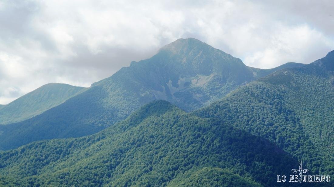 El hermoso pico de La Ferreirúa, cuyo ascenso tenemos en esta web en otra ruta.