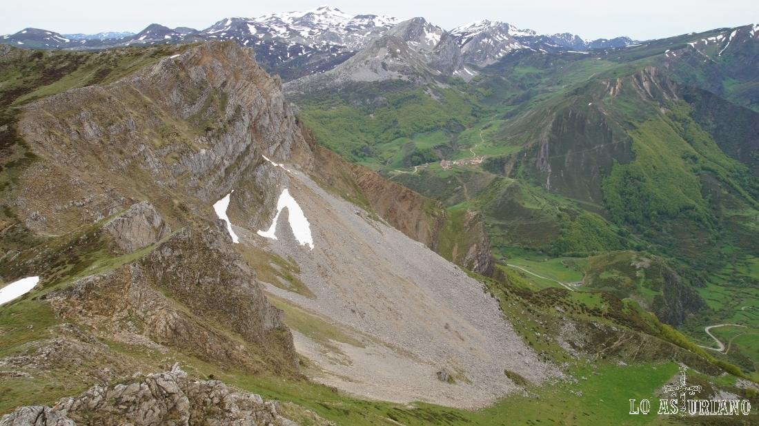 El alto la Encarralina y el valle de Somiedo, con la aldea vaqueira de La Peral, al fondo.