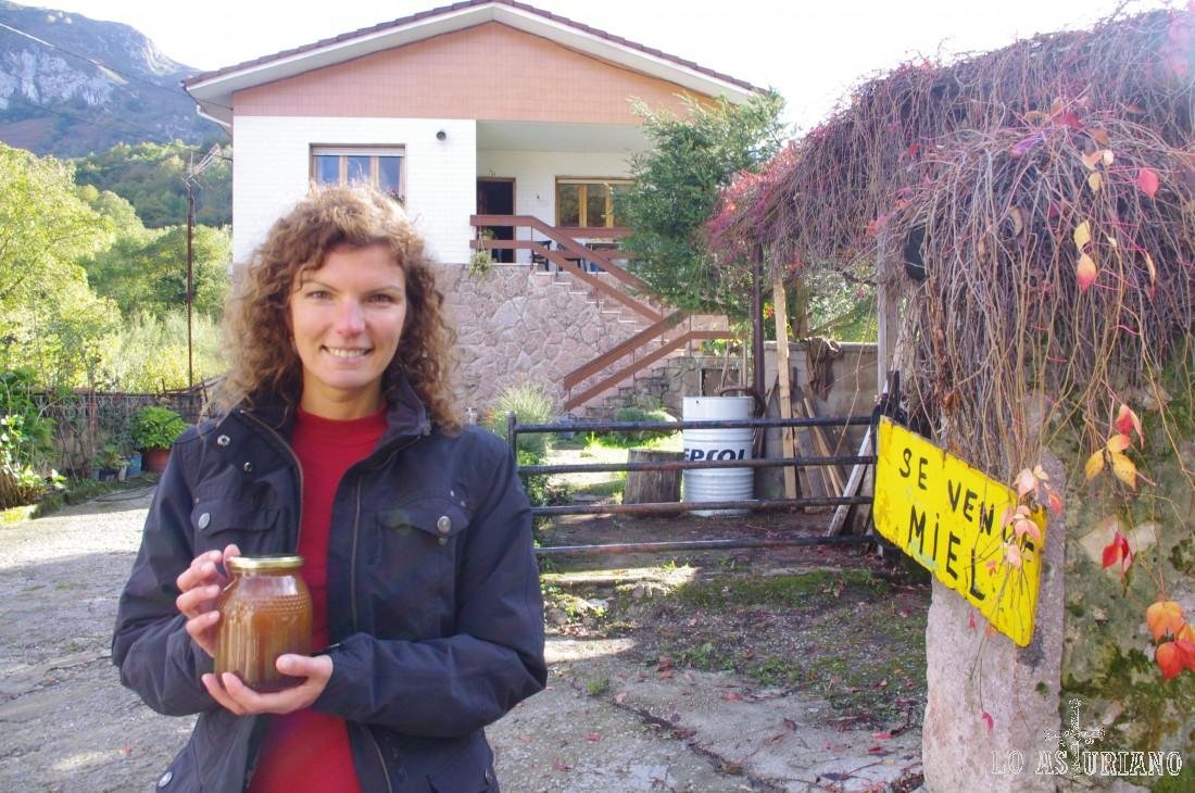En esta casa, Pilar, os venderá por unos 6-7 euros una miel fabulosa, que además de rica, tiene un montón de propiedades favorables para tu salud.