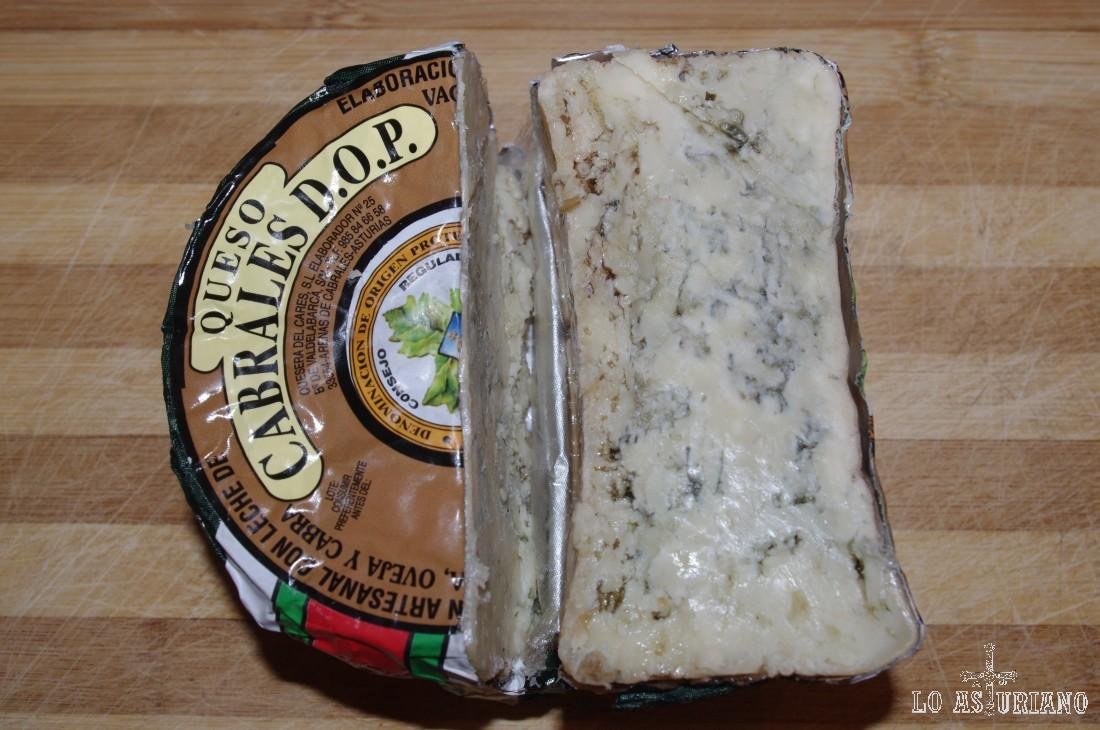 El queso de Cabrales es un queso azul que se elabora en el Principado de Asturias, a partir de leche de vaca, cabra u oveja. 
<br><br>
Su zona de producción se limita al concejo de Cabrales y algunas localidades de Peñamellera Alta, si bien, no es el único queso azul producido en los Picos de Europa, puesto que también se encuentra en dicha zona el Queso de Valdeón y en Cantabria el queso picón.