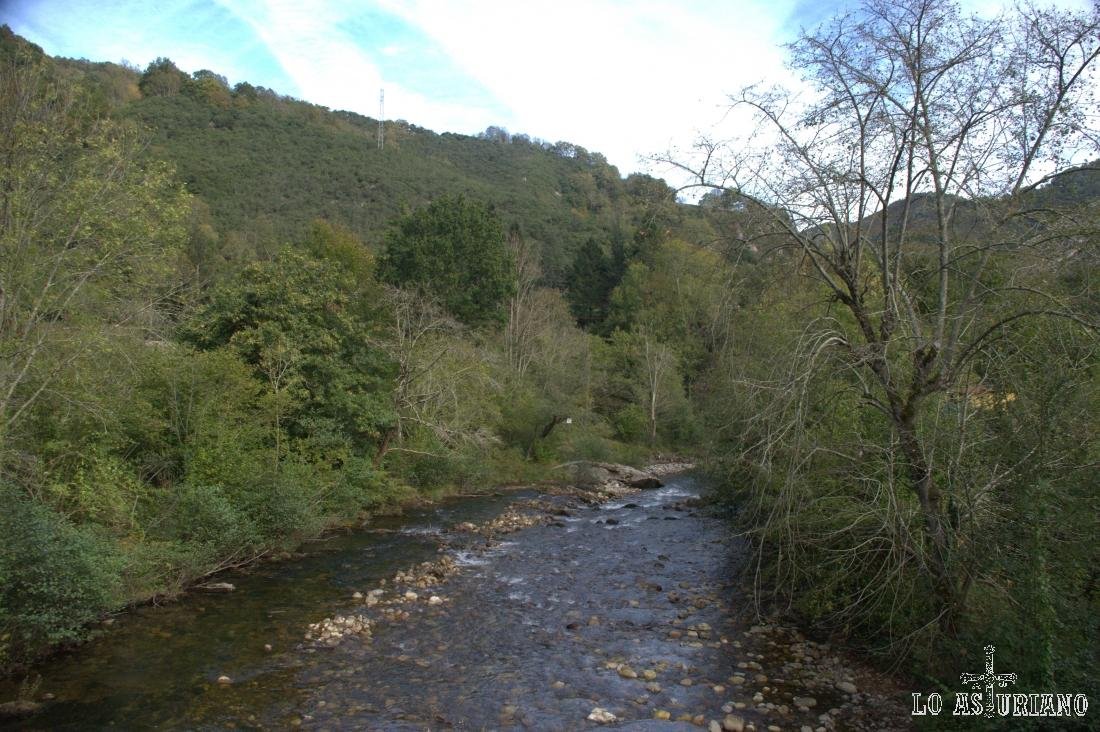 El cristalino río Sella a su paso por Santillán.
