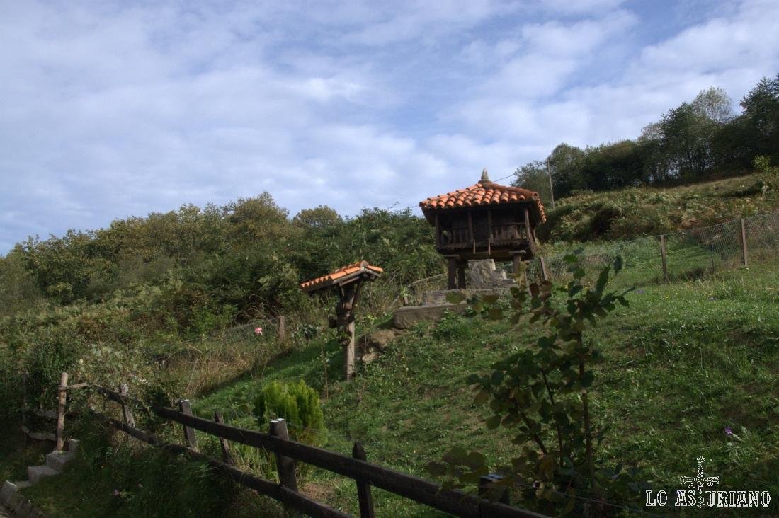 Este hórreo en miniatura pertenece a un precioso chalet, vecino de Villaverde, Amieva.