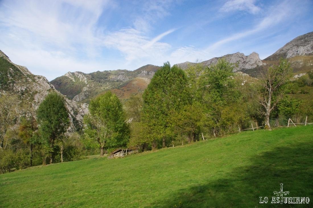 La sierra de Vis sobresale de la V del valle del Cormenero.