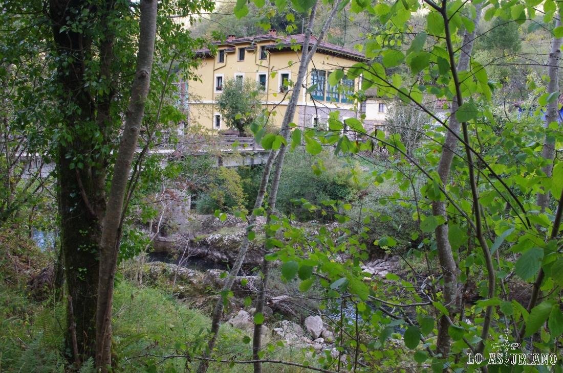 Primeras casas de Precendi, en la otra orilla del río.