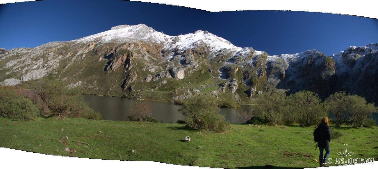 Panorámica del lago del Valle, coronando el valle del río Valle, una de las joyas de Somiedo.