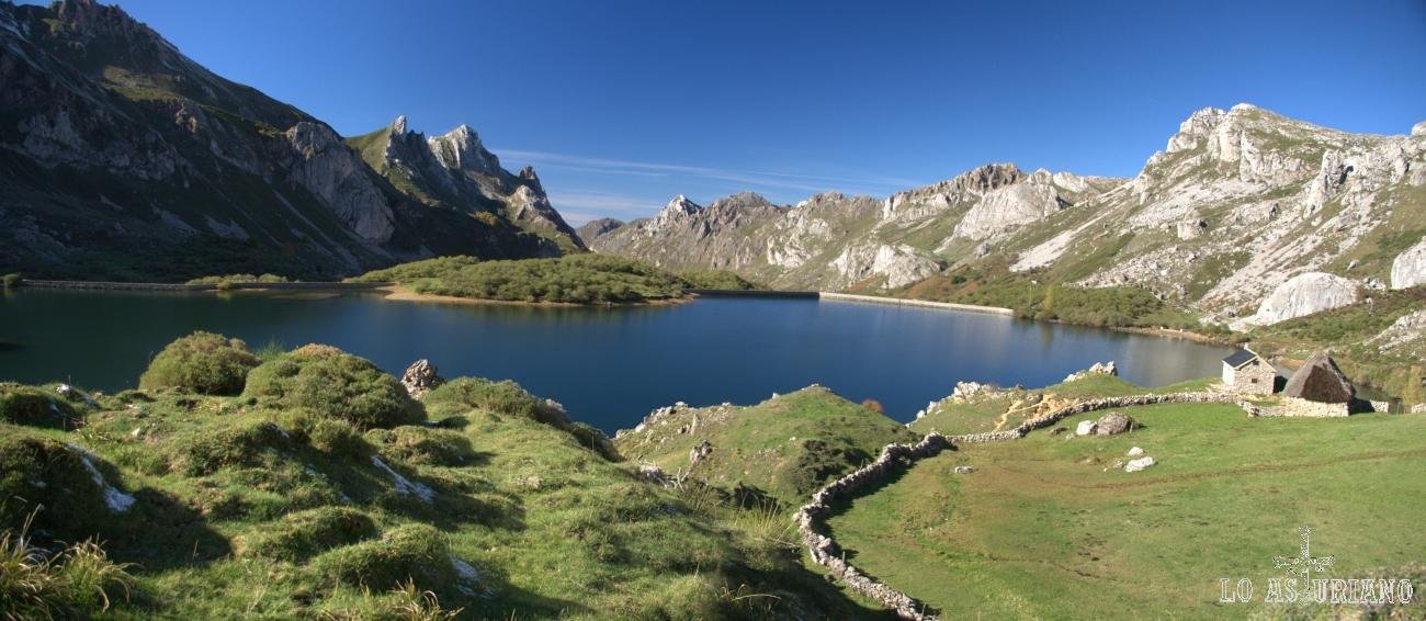 Panorámica del lago del Valle, con vistas hacia las cimas del Valle del Lago; Parque Natural de Somiedo.